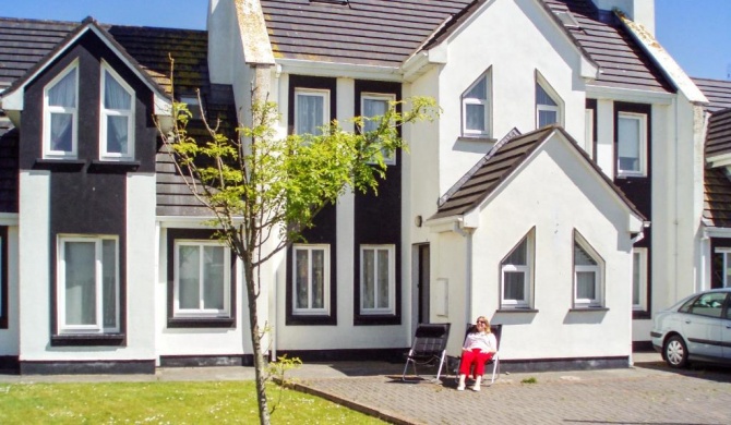 4 bedrooms house at Enniscrone 400 m away from the beach with enclosed garden and wifi