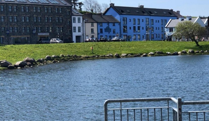 Stunning 2-Bed Apartment at Westport Quay